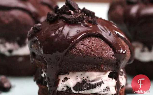 Mini-Kekse und Sahne gefüllte Kuchen