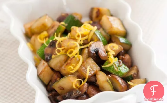 Zucchini und Pilze in einer Zitronenbuttersauce