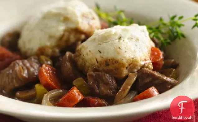 Slow-Cooker Burgunder Eintopf mit Kräuterknödeln