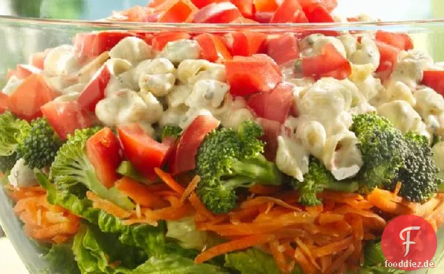 Geschichteter Sommer-Nudelsalat