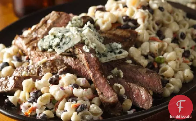 Schwarzer und blauer Nudelsalat mit Steak