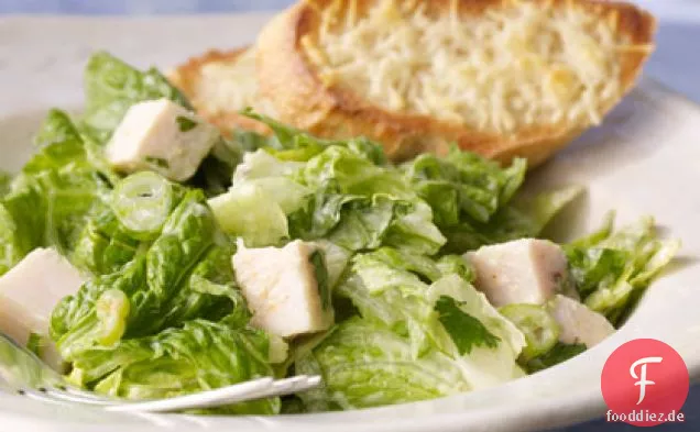 Romaine und Putensalat mit cremigem Avocado-Dressing