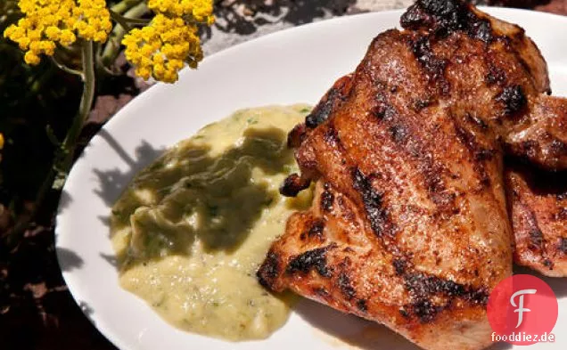 Chipotle gegrillte Hähnchenschenkel mit würziger Tomatillo-Sauce