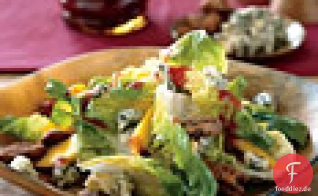 Bibb Salat Salat mit Persimonen und kandierten Pekannüssen