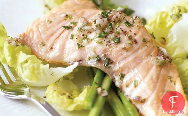 Pochierter Lachssalat mit Salat und Spargel