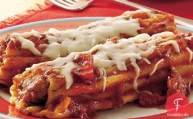 Mit Wurst gefüllte Manicotti mit sonnengetrockneter Tomatensauce