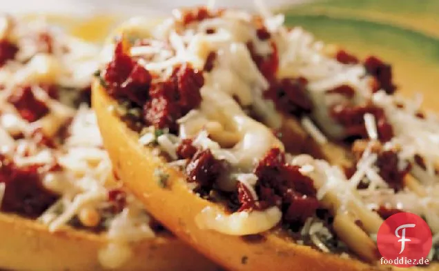 Pesto und sonnengetrocknete Tomaten Bagel schmilzt