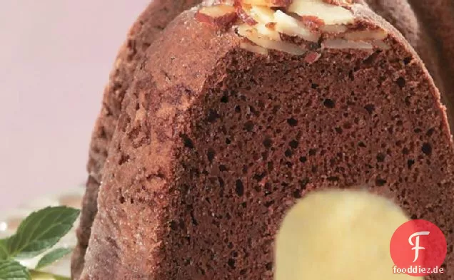 Schokoladen-Mandelkuchen mit weißer Schokoladenmousse