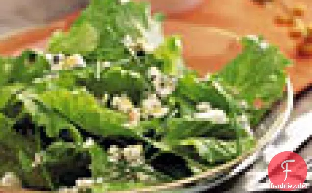 Romaine Salat mit Schnittlauch und Blauschimmelkäse