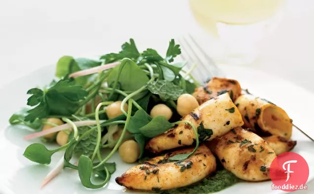 Gegrillter Tintenfisch mit Bergmannssalat und grüner Sauce
