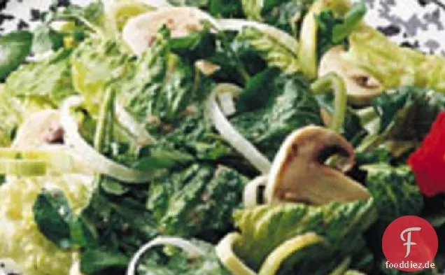 Eleganter geworfener Salat