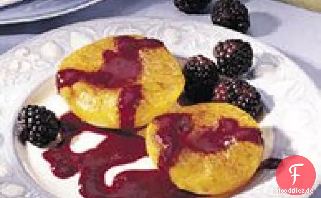 Gebratene Pfirsiche mit Brombeersauce