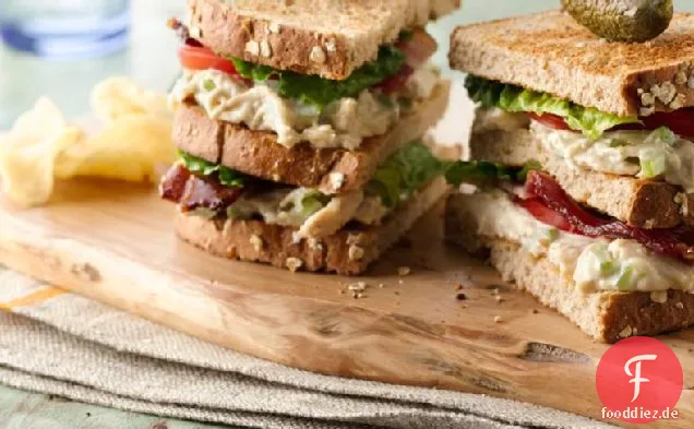 Hühnersalat-Club-Sandwich-Stapler