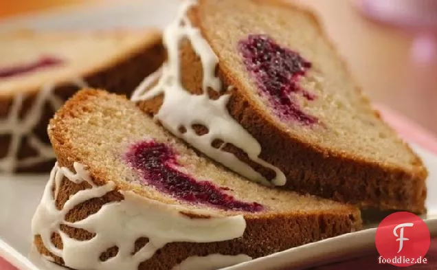 Cranberry-gefüllter Sauerrahm-Kaffeekuchen mit Orangenglasur