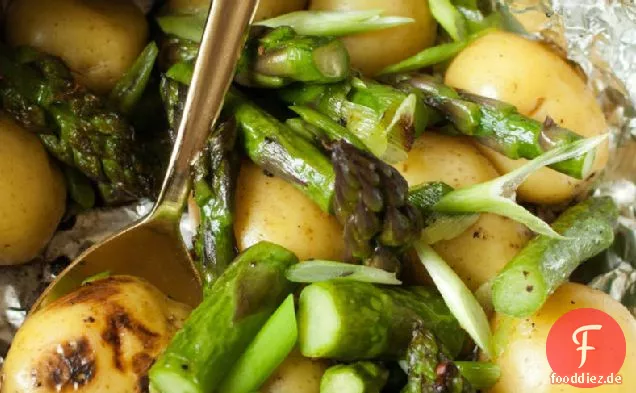 Gegrillte Kartoffel- und Spargelfolienpackung