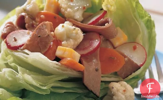 Rindfleisch und Gemüse auf Salat Boote