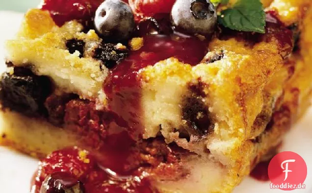 Weißer Schokoladen-Beeren-Brotpudding