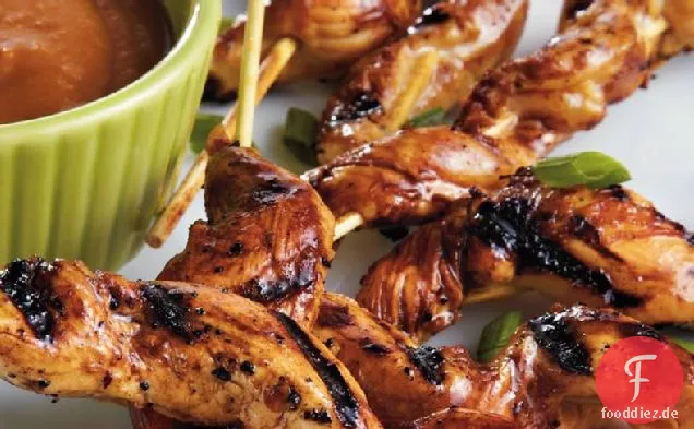 Gegrilltes Hähnchen Satay mit Erdnusssauce