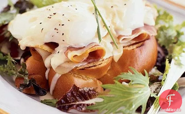 Prosciutto und pochierte Ei-Sandwiches mit Senf-Wein-Sauce