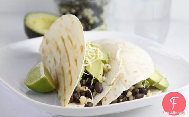 Gegrillte Tacos aus schwarzen Bohnen und Mais