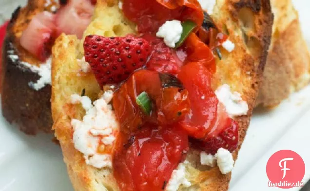 Gegrillte Erdbeer-Tomaten-Bruschetta