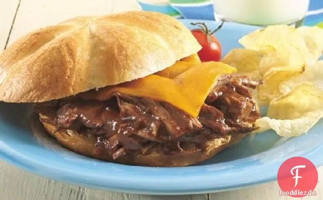Slow-Cooker gegrilltes Chili-Rindfleisch und Cheddar-Sandwiches