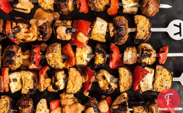Gegrillte Halloumi und Gemüse-Kebabs