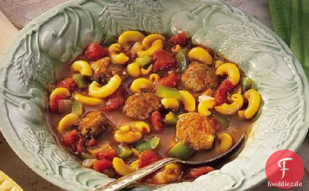 Fleischbällchen-Nudelsuppe