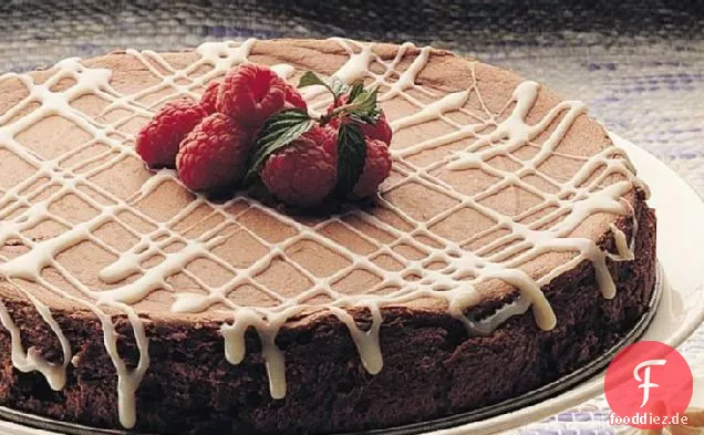 Bittersüßer Schokoladen-Käsekuchen mit weißer Trüffelsauce