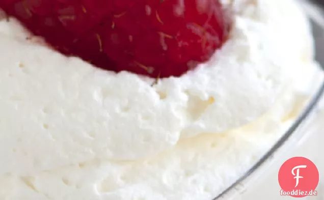 Schokoladenkuchen und Sahne Schüsse