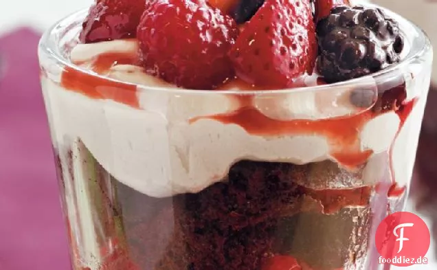 Kuchen mit Schokolade und Berry Parfaits
