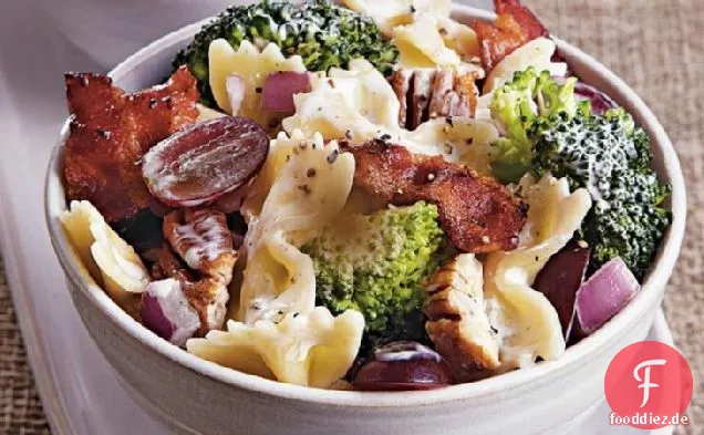 Nudelsalat mit Brokkoli und Trauben