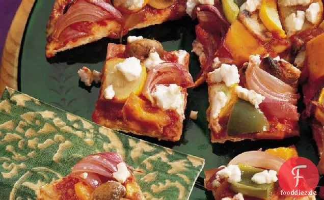 Gebratenes Gemüse und Ziegenkäse-Pizza