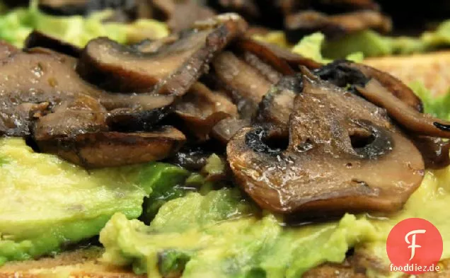 Gebratene Portabella-Pilz- und Avocado-Sandwiches mit offenem Gesicht