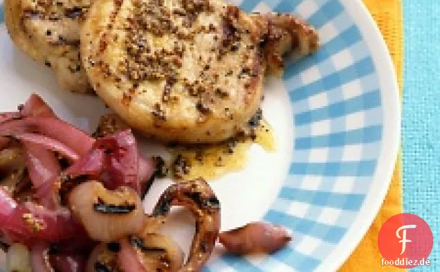Senf-beschichtet Schweinekoteletts Und Zwiebeln