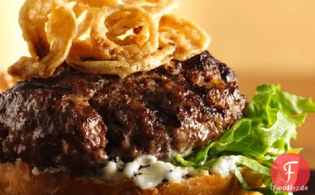 Killer Steak Burger mit Schwarzem Pfeffer-Mayo und Knusprigen Zwiebeln