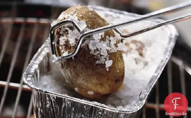 Gebackene Kartoffeln auf dem Grill