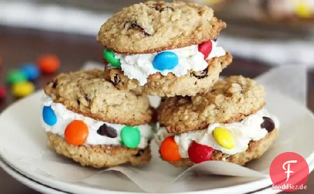 Monster Cookie Eis Sandwiches