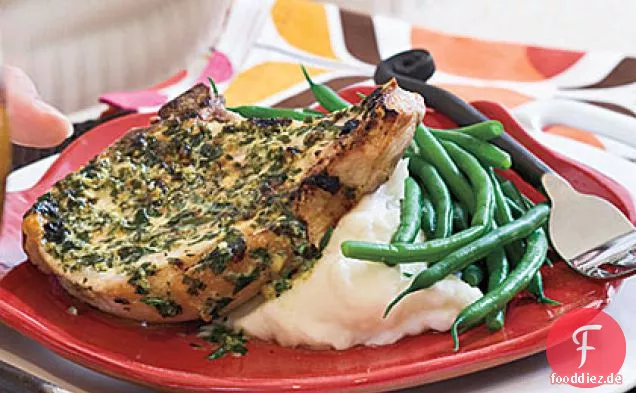 Schweinekoteletts mit Kräuter-Senf-Butter