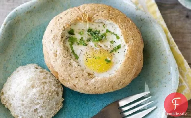 Eier in Brotschüsseln gebacken