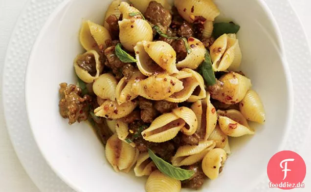 Pasta mit Wurst, basilikum und Senf