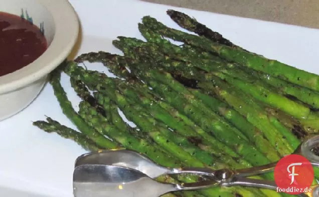 Gegrillter Spargel mit süß-würzigem Dip