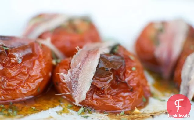 Herzhafte langsam geröstete Tomaten mit Sardellenfilet