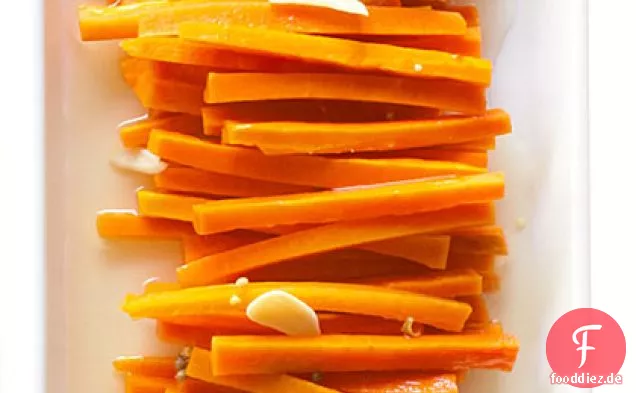 Senf und Ingwer eingelegte Karotten