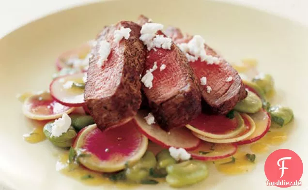 Geschnittenes Filet Mignon mit Fava-Bohnen, Radieschen und Senf Dres