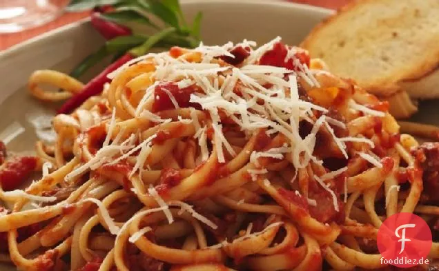 Linguine mit karamellisierten Zwiebeln und süßer Tomatensauce