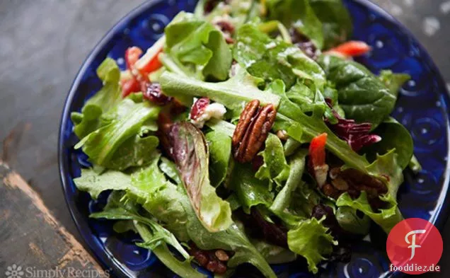 Gemischter grüner Salat mit Pekannüssen, Ziegenkäse und Honigsenf.