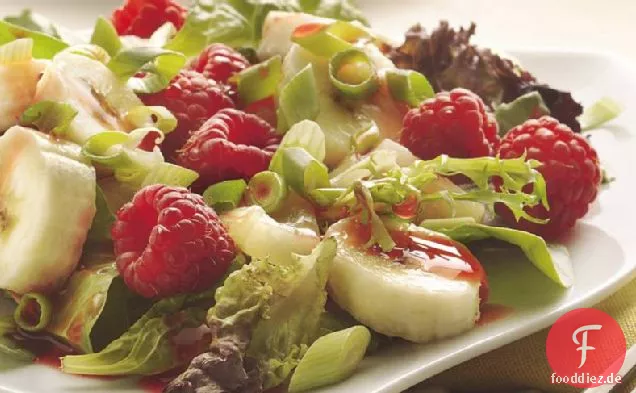 Gemischte Grüns mit Obst- und Himbeerdressing