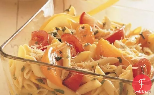 Penne Pasta und frische Tomaten