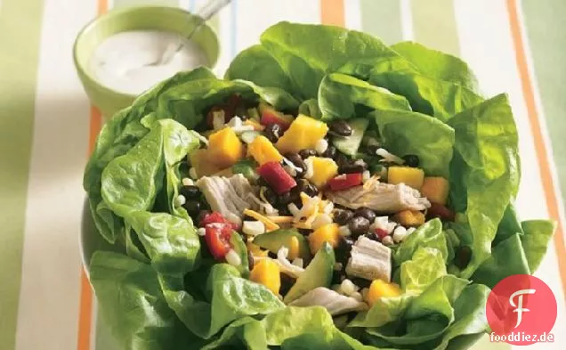 Hähnchen-Mango-Salat in Salatschüssel